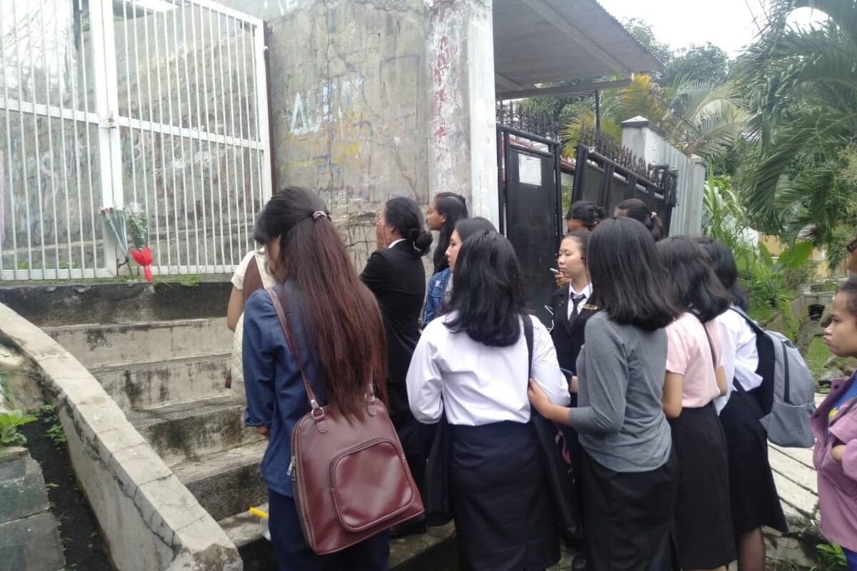 Sejumlah siswi SMK Baranangsiang menggelar doa bersama di lokasi pembunuhan Andriana Yubella Noven Cahya (18), Rabu (8/1/2020). Hari ini tepat satu tahun kasus pembunuhan Noven. Hingga saat ini polisi belum dapat mengungkap kasus tersebut.