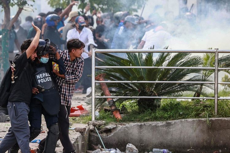 Peserta demo Nepal menggotong pengunjuk rasa yang terluka dalam demonstrasi di luar Gedung Parlemen di Kathmandu, Senin (8/9/2025). Demo di Nepal yang menolak larangan media sosial berujung bentrok dengan aparat. Polisi tembak massa di depan parlemen Nepal, 19 orang tewas, 145 luka.