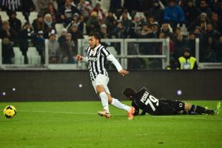 Penyerang Juventus Carlos Tevez mencetak gol keduanya (dari tiga) ke gawang Sassuolo pada laga Serie-A, di Juventus Stadium, Minggu (15/12/2013).
