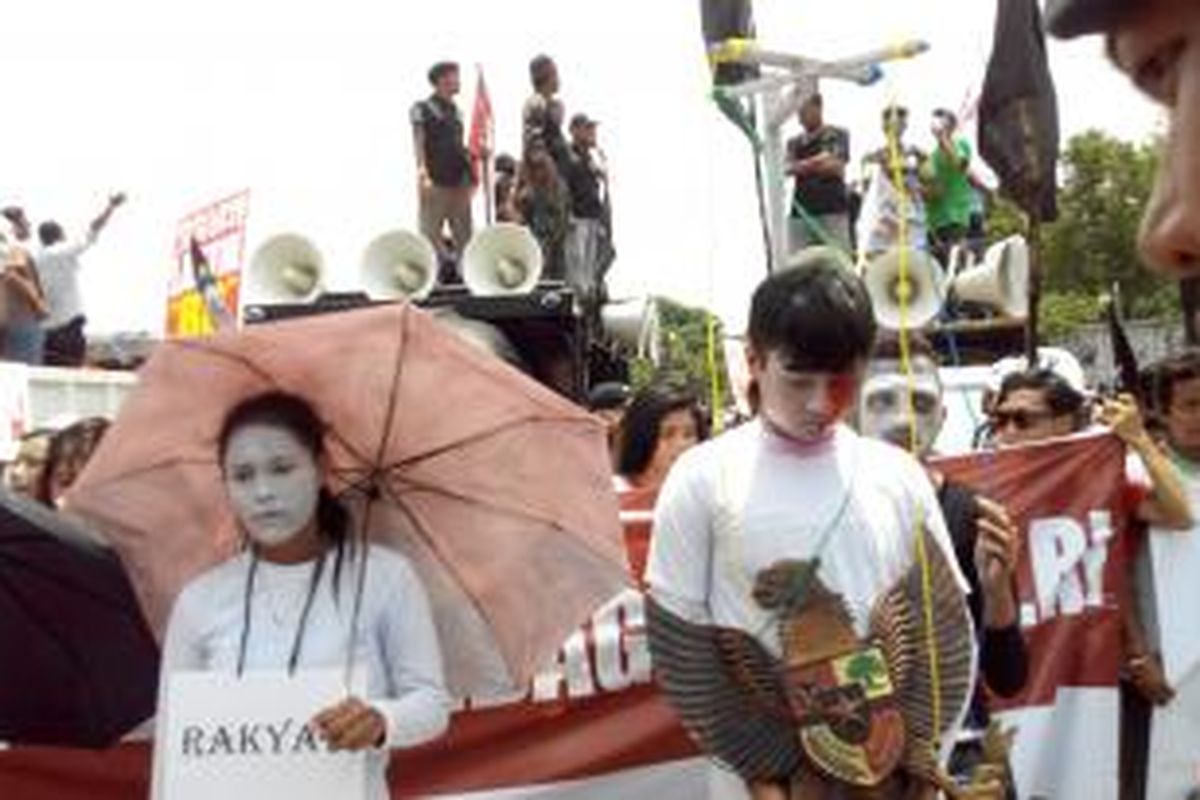 Para pendukung Komjen Budi Gunawan melakukan aksi unjuk rasa di depan Istana Kepresidenan, Senin (16/2/2015). 
