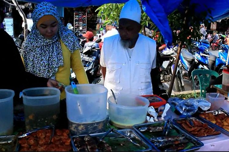 Lagota, tempat menjual aneka menu buka puasa Ramadhan di pelataran Pusat Niaga Palopo (PNP), Kota Palopo, Sulawesi Selatan. Lagota selalu  ramai setiap bulan puasa tiba.