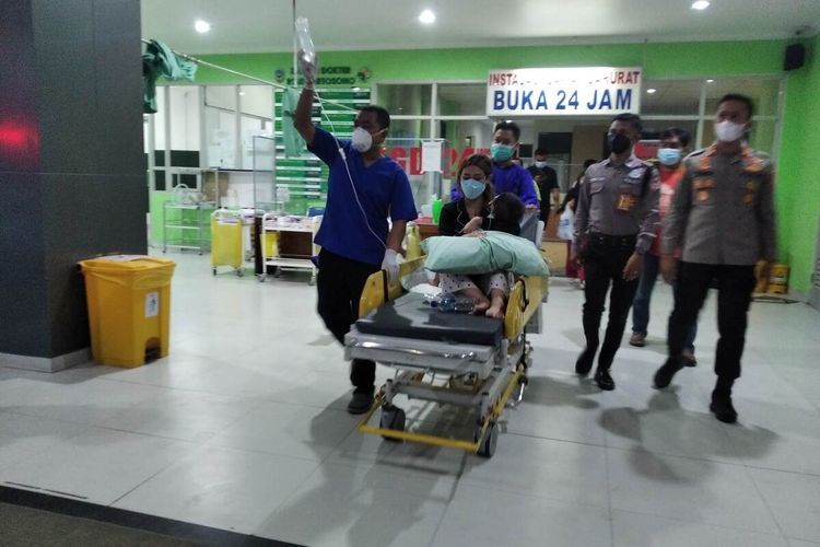 Gala Sky (dalam pangkuan) dipindahkan ke ambulans untuk dibawa dari RSUD Kertosono ke RS Bhayangkara Surabaya, Kamis (4/11/2021).