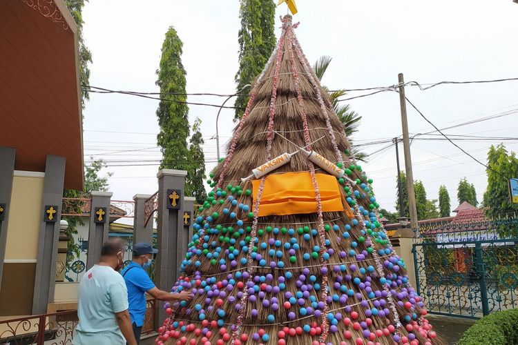 Pohon natal terbuat dari sapu lidi Gereja Katedral Kristus Raja Purwokerto, Kabupaten Banyumas, Jawa Tengah, Senin (20/12/2021).
