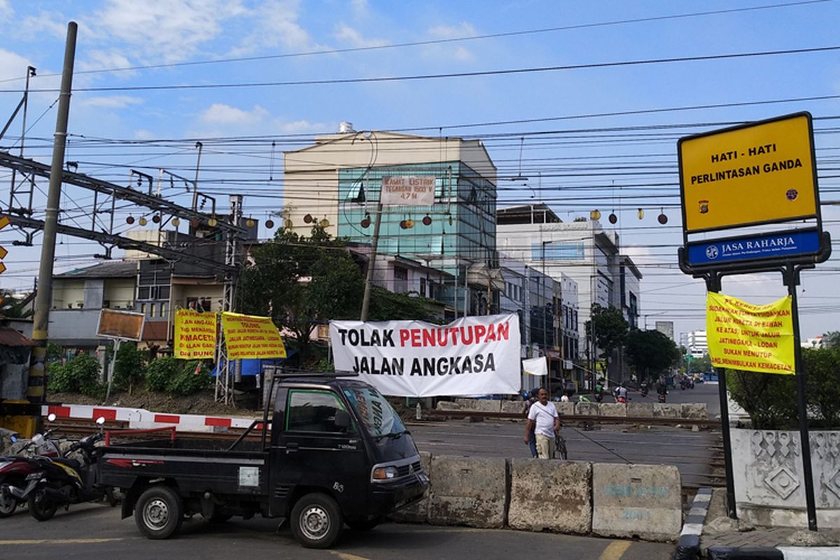 Situasi penutupan perlintasan Kereta Api di Jalan Angkasa, Jakarta Pusat