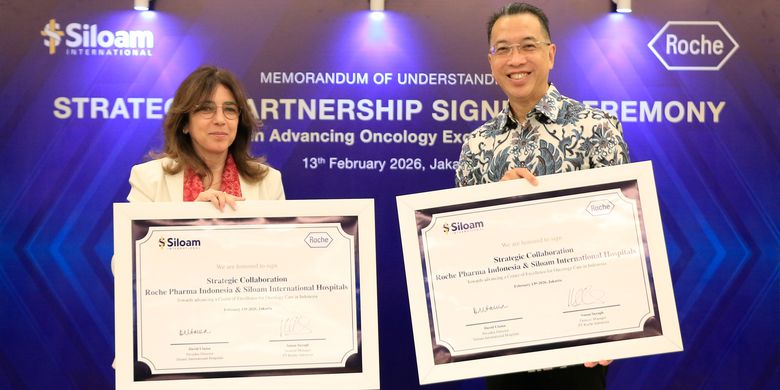 Presiden Direktur PT Roche Indonesia Sanaa Sayagh (kiri) dan  Presiden Direktur Siloam International Hospitals David Utama (kanan), melakukan penandatanganan perjanjian kerja sama di Jakarta (13/2/2026).