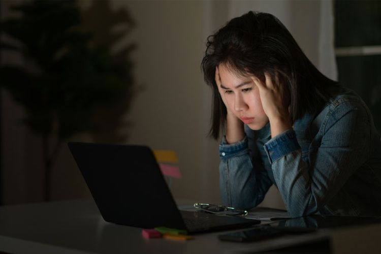 Ilustrasi pekerja burnout akibat hustle culture.