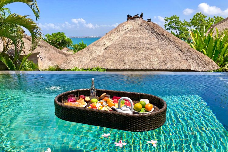 Ilustrasi floating breakfast ala resor di Bali. 