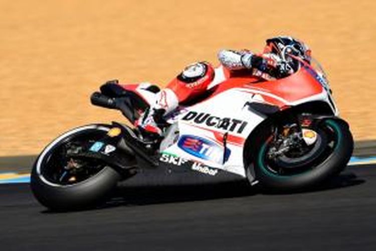 Pebalap Ducati asal Italia, Andrea Dovizioso, memacu motornya pada sesi latihan bebas pertama GP Italia di Sirkuit Mugello, Jumat (29/5/2015).