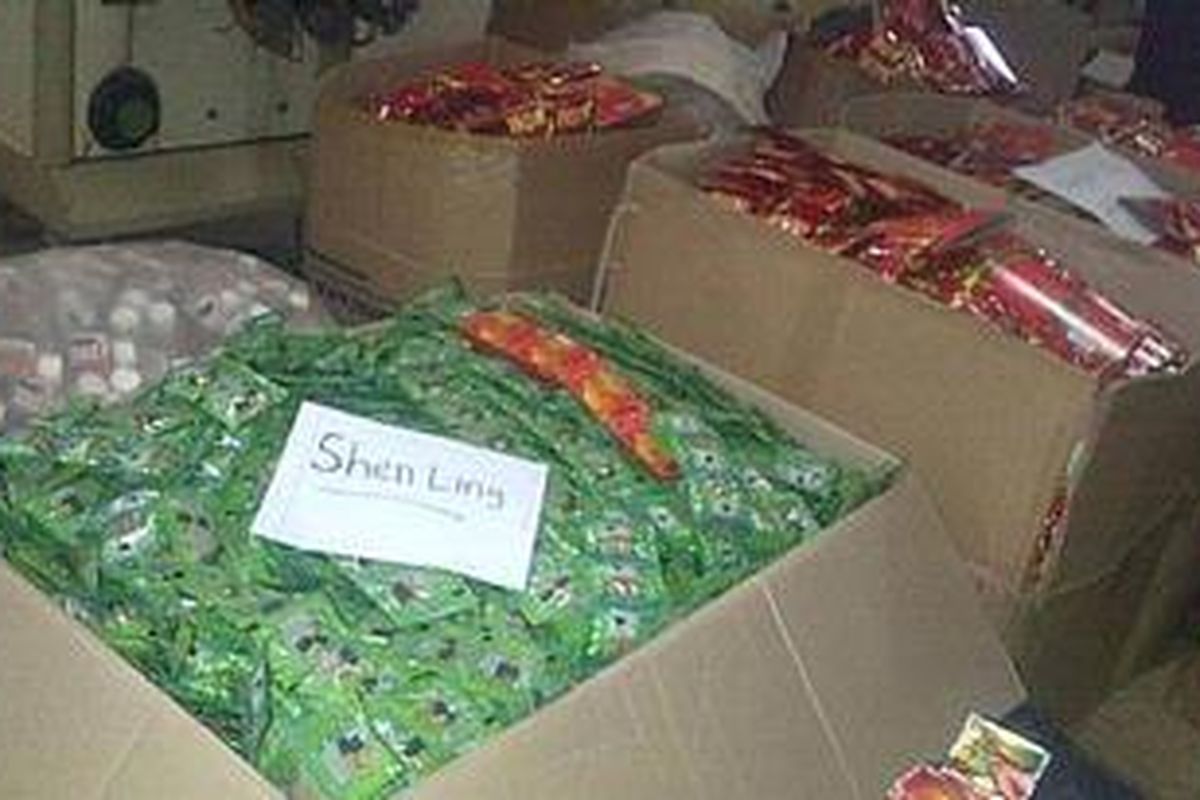 Jamu dan obat berbahaya yang digerebek polisi di sebuah rumah di Jalan Sukarela No. 47 Rt. 02/10 Penjaringan, Jakarta Utara, Senin (21/5/2012) pukul 15.30 WIB. Polisi berhasil mengamankan ratusan karung dan puluhan karton barang jadi jamu dan obat berbahaya. Selain itu, polisi juga menyita belasan unit mesin pembuat jamu tersebut.