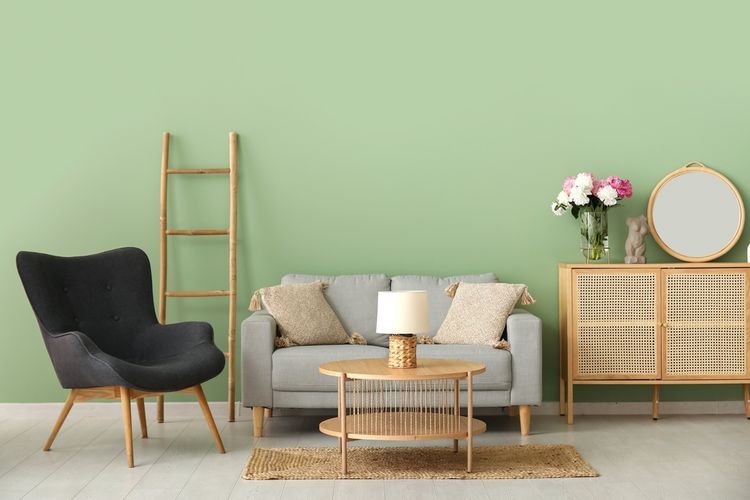 Ilustrasi ruang keluarga dengan warna cat dinding hijau sage.