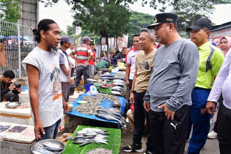 Penjabat Gubernur Sulsel Bahtiar Baharuddin bersama jajarannya meninjau harga di pasar. 