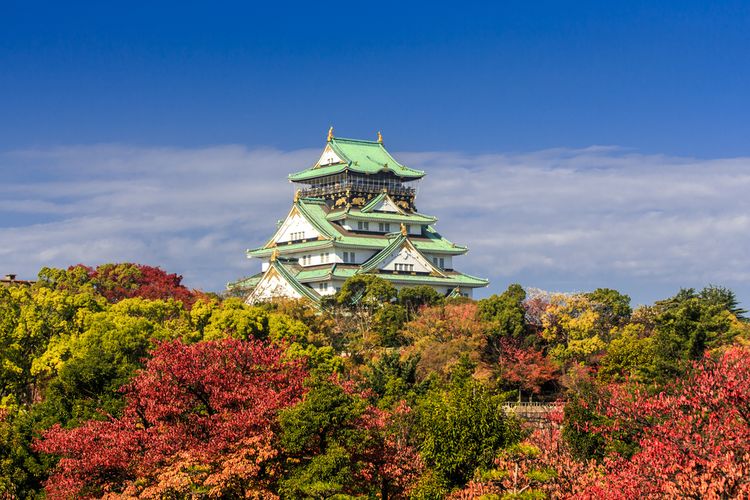 Kastil Osaka di saat musim gugur berlatar langit biru 