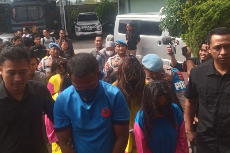 Polda Jabar telah menetapkan 16 tersangka dalam jaringan jual beli bayi lintas negara ini. Beberapa pelaku masih buron. 13 dari 16 pelaku dihadirkan dalam rilis kasus di Mapolda Jabar, Kamis (17/7/2025).