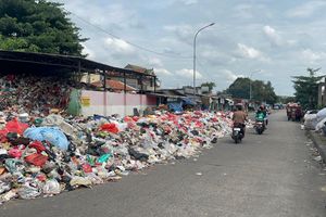 Sampah yang Penuhi Jalan Dekat Stasiun Depok Baru Makin Parah Setahun Terakhir