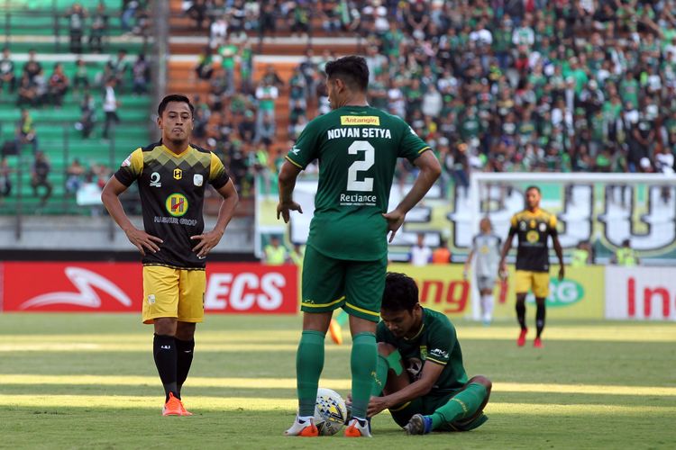 Pemain Barito Putera, Samsul Arif saat laga tunda Pekan ke 4 Liga 1 2019 melawan Persebaya Surabaya yang berakhir dengan skor 2-2 di Stadion Gelora Bung Tomo Surabaya, Jawa Timur, Selasa (09/07/2019) sore.