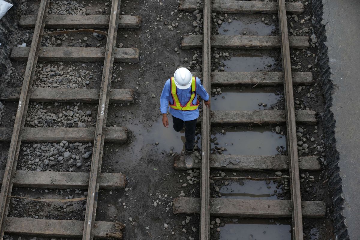 Potongan rel trem kuno sepanjang 1,4 kilometer di area proyek MRT Jakarta fase 2A di kawasan Harmoni, Jakarta Pusat, Jumat (18/11/2022). Komponen rel trem kuno yang ditemukan terdiri dari batang rel, lempengan penyambung batang rel, bantalan rel, dan batuan ballast.