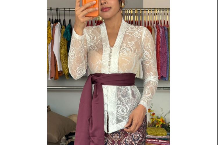 Mencari kebaya cantik yang nyaman untuk tubuh plus size kini makin mudah. Ini 5 rekomendasi kebaya ukuran besar yang anggun, nyaman, harga terjangkau.