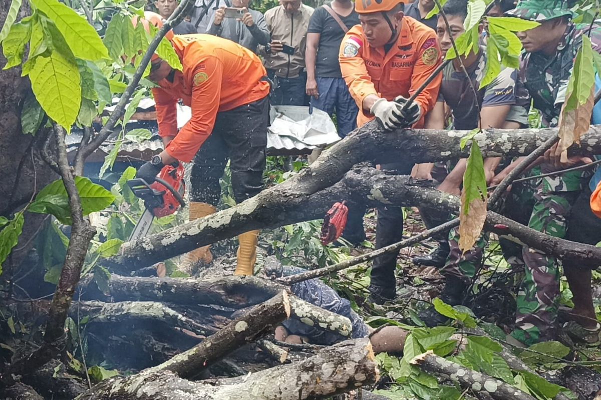 Proses evakuasi korban tanah longsor di Desa Pikat, Kecamatan Dawan, Kabupaten Klungkung, Provinsi Bali, Senin (20/1/2025).