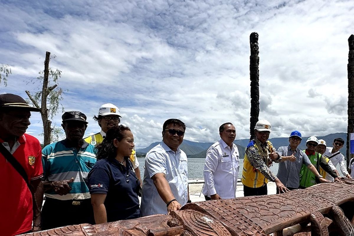 Salah satu totem Kamoro yaitu Wemawe yang menggambarkan figur leluhur dengan tinggi sekitar 8 meter dan diameter 1 meter di Kawasan Waterfront City, Kecamatan Pangururan, Samosir, Sumatera Utara, Rabu (27/9/2023).
