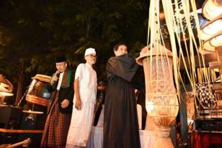 Para tokoh lintas agama di Purwakarta ikut memeriahkan Parade 999 Beduk yang juga merupakan takbir keliling menyambut 1 Syawal. 