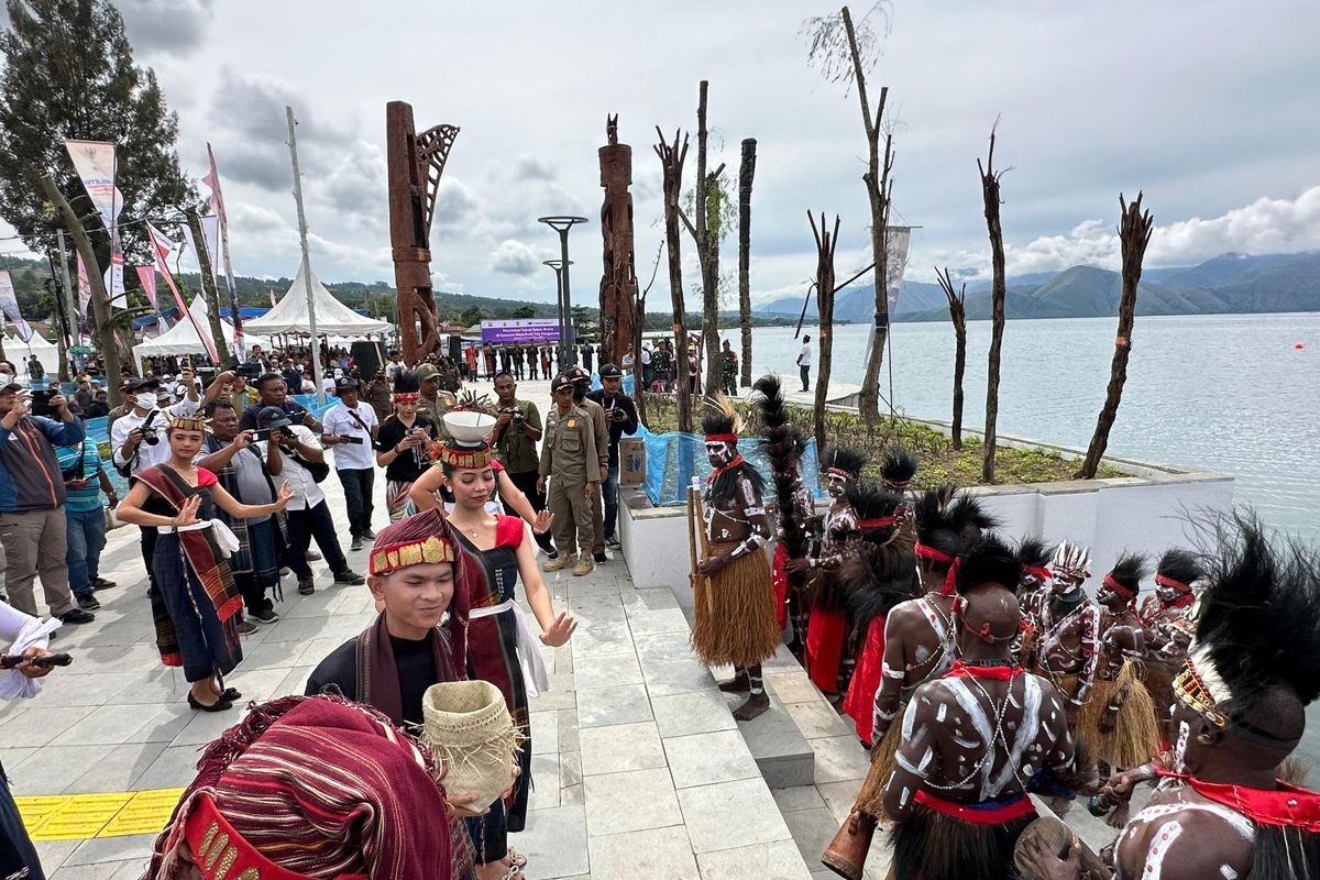 Acara peresmian Pelataran Totem Dunia di Waterfront City, Pangururan, Kab. Samosir berlangsung meriah pada hari Kamis, (23/11). Tim Kesenian Kamoro dari Papua mengenakan pakaian adat berlayar menuju lokasi menggunakan kapal. Tokoh Adat Samosir menyambut Tim Kesenian Papua diiringi Tortor Adat Batak.