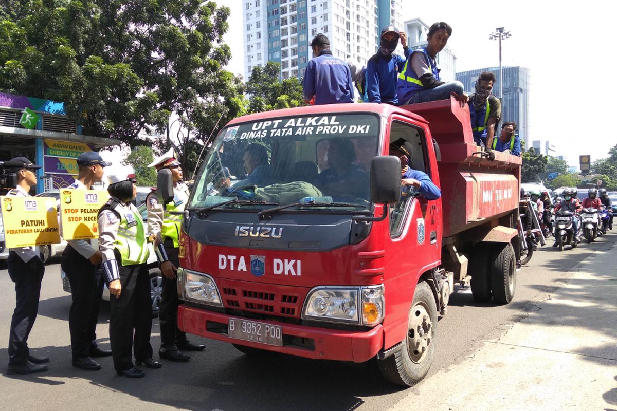 Truk Dinas Tata Air di Jakartan Timur terjaring operasi Keselamatan 2018, (9/3/2018)