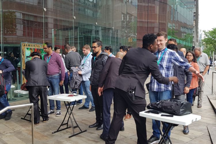 Antrean undangan mengular di depan Lincoln Center, New York, tempat diselenggarakannya ajang tahunan NextatAcer 2018.