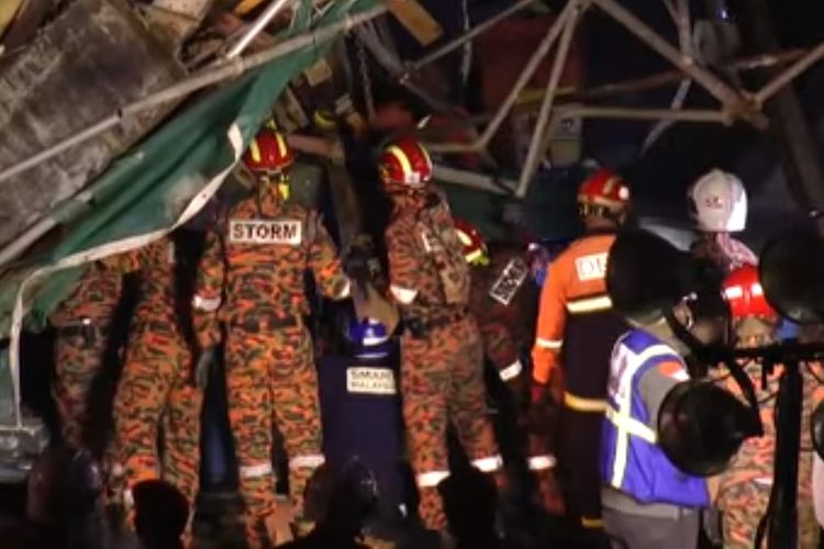 Penyelamatan korban meninggal dari jembatan ambruk di Malaysia. [SS/Youtube/The Star]