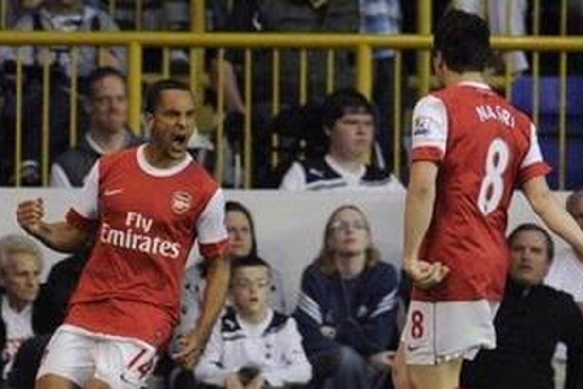 Duo pemain Arsenal, Theo Walcott (kiri) dan Samir Nasri (kanan) merayakan gol pertama Arsenal ke gawang Tottenham Spurs, Rabu atau Kamis (21/4/2011) dini hari WIB.