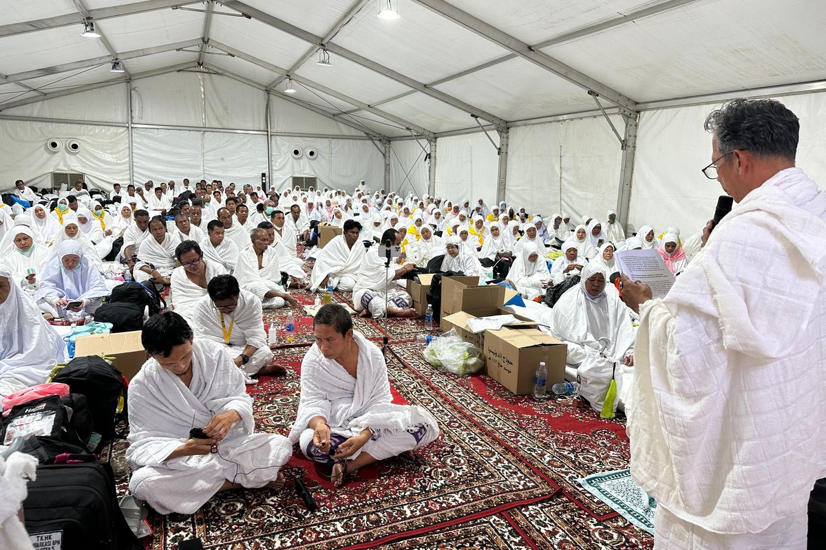 Jamaah haji kloter 5 Balikpapan melaksanakan wukuf di Arafah