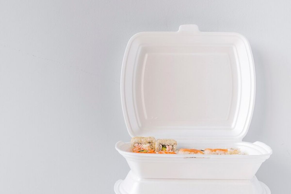 Styrofoam yang digunakan sebagai bungkus makanan. Membakar styrofoam melepaskan zat beracun seperti stirena, PAH, karbon hitam, CO, dan CO2 yang membahayakan kesehatan serta merusak lingkungan.