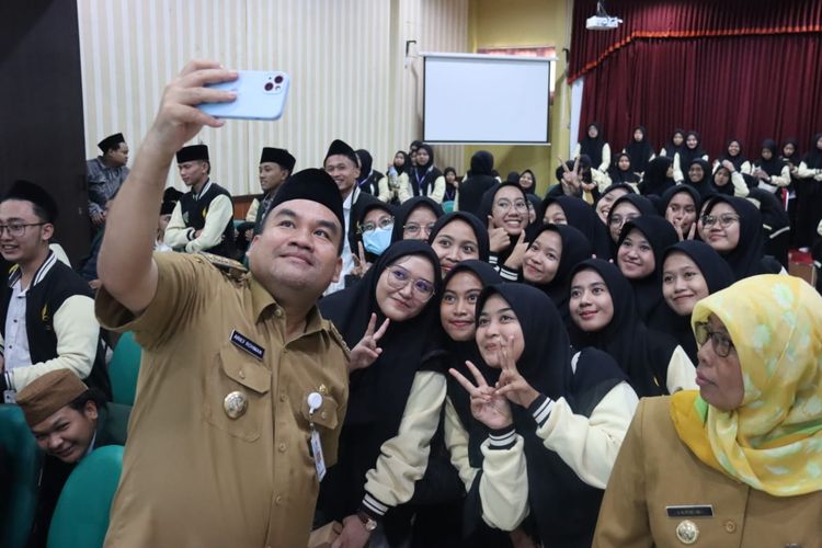 Bupati Blora Arief Rohman menyapa para mahasiswa STAI Al-Anwar di Aula Lantai II Kantor Badan Perencanaan Pembangunan Daerah (Bappeda) Kabupaten Blora, Senin (15/7/2024).