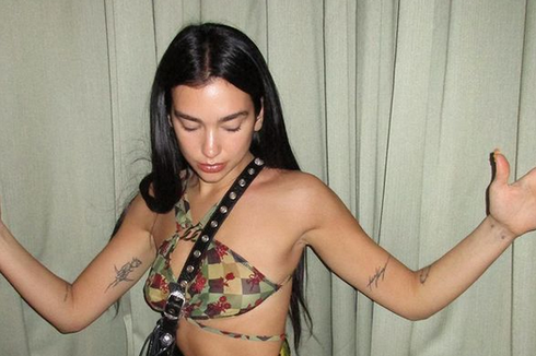 Bergaya Punk '90-an, Dua Lipa Padukan Sheer Bra dan Rok Unik