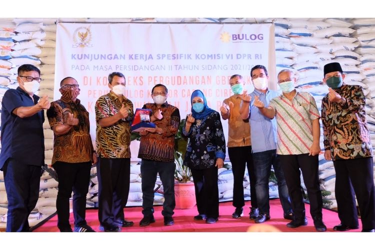 Komisi VI DPR saat melakukan Kunker Spesifik Masa Persidangan II ke Gudang Bulog di Cirebon.