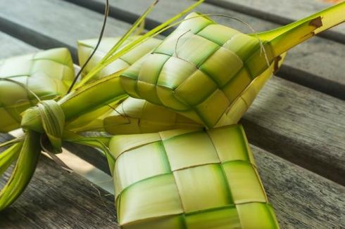 Ketupat Berbungkus Janur dan Plastik, Apa Bedanya?