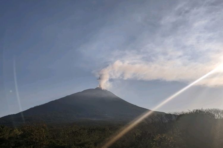 Sejumlah Desa di Lembata Dilanda Hujan Abu Vulkanik imbas Erupsi Gunung Ile Lewotolok
