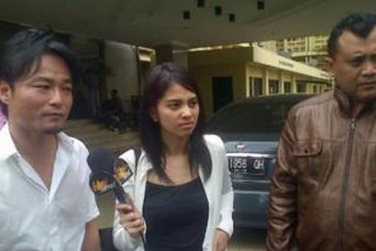 Shogo Sakuramoto bersama vokalis Tiwi usai membuat laporan Bareskrim Polri, Jakarta Selatan, Jumat (13/2/2015) 