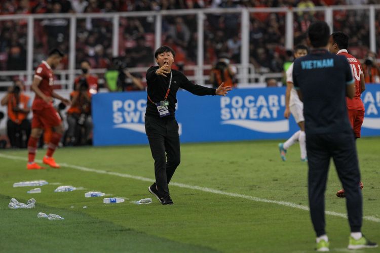 Pelatih timnas Indonesia, Shin Tae Yong saat pertandingan melawan pemain timnas Vietnam pada leg pertama semifinal Piala AFF 2022 di Stadion Utama Gelora Bung Karno (SUGBK), Jakarta, Jumat (6/1/2023). Pertandingan ini berakhir dengan skor 0-0.