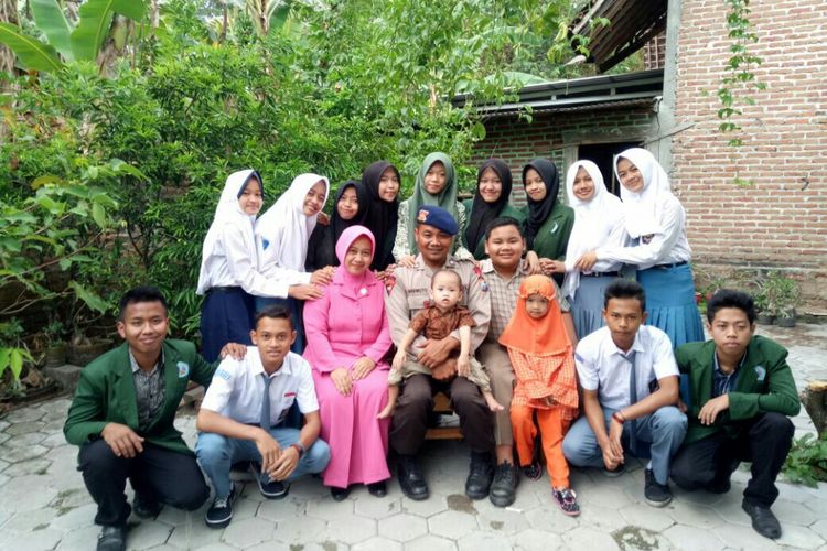 Anggota Brimob Detasemen C Pelopor Satuan Brimob Polda Jawa Timur, Brigpol Rochmat Tri Marwoto, bersama istri dan anak-anak asuhnya. Brigpol Rochmat mendapatkan penghargaan dari Kapolri Jenderal Pol Tito Karnavian karena dedikasinya mengasuh, membesarkan, dan membiayai sekolah 64 anak tak mampu.