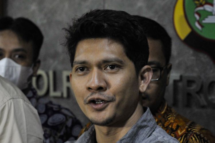 Aktor Iko Uwais menjawab pertanyaan wartawan usai menjalani pemeriksaan di Polres Metro Bekasi Kota, Jawa Barat, Jumat (17/6/2022). Iko Uwais diperiksa sebagai saksi terlapor dalam kasus dugaan tindak kekerasan. 