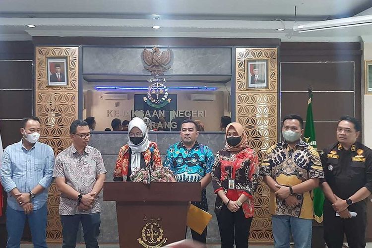 Kepala Seksi Intelejen Kejari Serang Rezkinil Jusar (kedua dari kiri) saat menyampaikan keterangan terkait perkara pencemaran nama baik dengan terdakwa Nikita Mirzani