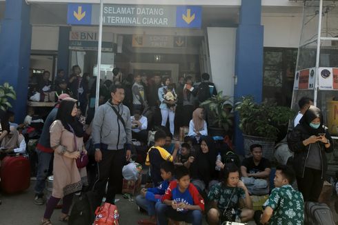 Terminal Ciakar Sumedang Kekurangan Bus, Ribuan Penumpang Tujuan Jakarta Terlantar