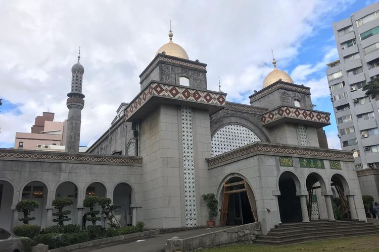 Taipei Grand Mosque atau Masjid Agung Taipei adalah yang tertua di Taiwan.