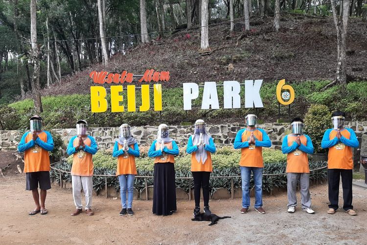 Petugas di tempat wisata alam Beiji Park, Pacitan, Jawa Timur telah menggunakan face shield sebagai alat pelindung diri.