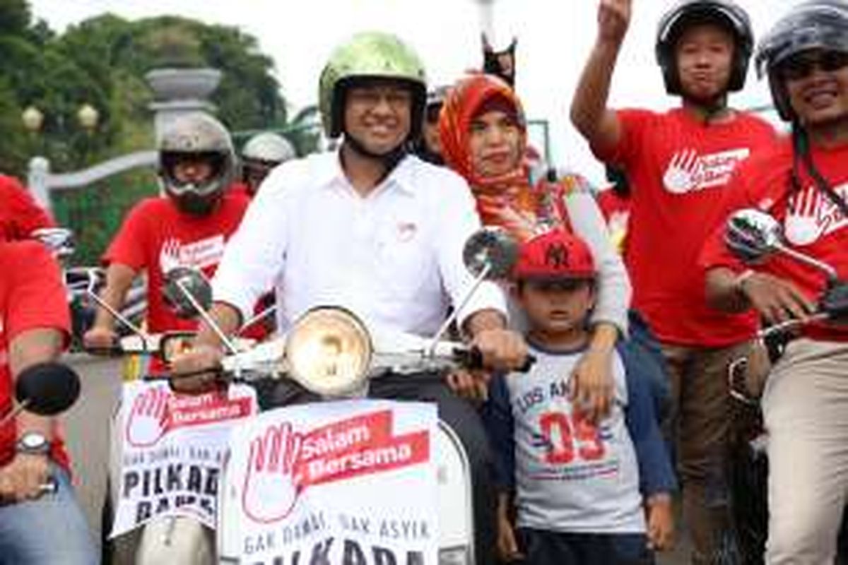 Cagub nomor urut 3, Anies Baswedan duduk di atas Vespa saat turut serta dalam acara deklarasi damai di kawasan Monas, Jakarta Pusat, Sabtu (29/10/2016). Acara ini diisi dengan penandatangan prasasti damai dan arak-arakan kendaraan hias.