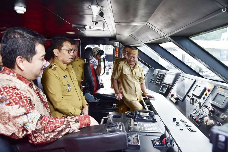 Penjabat Gubernur Gorontalo Hamka Hendra Noer saat berada di dalam ruang kemudi kapal cepat KM Priscilia 88 mendapat penjelasan dari operator kjpal. Kapal ini melayani perjalanan laut Gorontalo - Pagimana yang ditempuh 3,5 jam, biasanya membutuhkan waktu 11 jam.