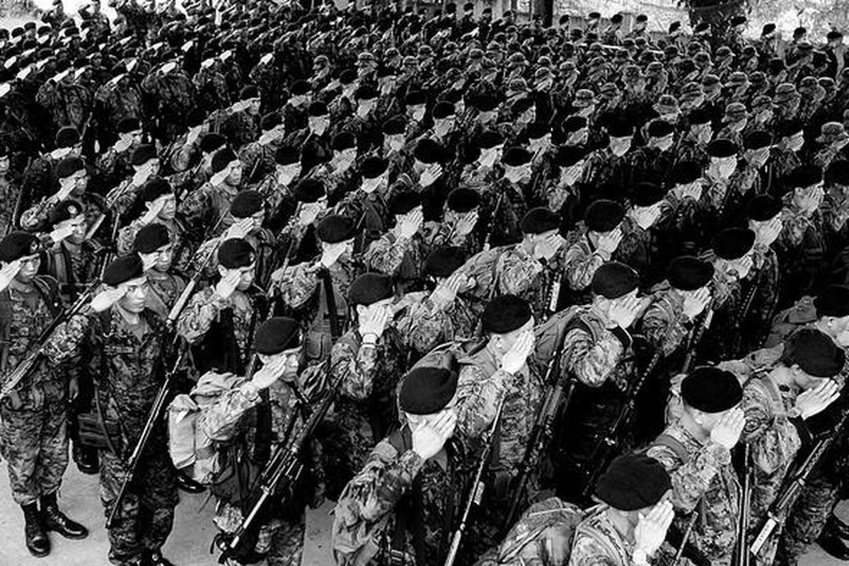 Aparat Filipina dari Pasukan Khusus Kepolisian Filipina menghadiri upacara wisuda di markas mereka di Taguig City, Manila, Selasa (5/8). Mereka segera ditugaskan untuk mengamankan berbagai wilayah rawan di Filipina, terutama Filipina selatan.  