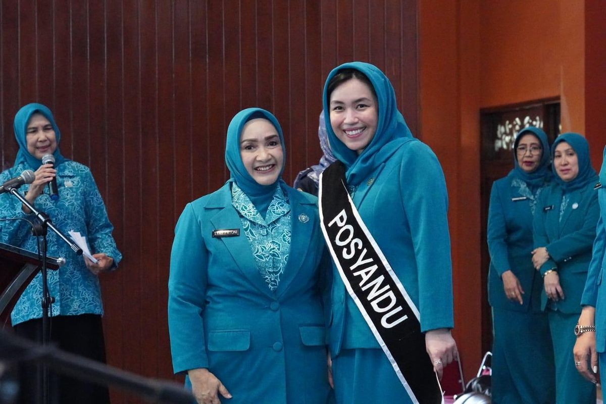 Pj Ketua TP-PKK Sumsel Tyas Fatoni mengukuhkan Ketua Pembina Posyandu Kabupaten/Kota se-Sumsel di Taman Mini Indonesia Indah, Jakarta, Kamis (25/4/2024)