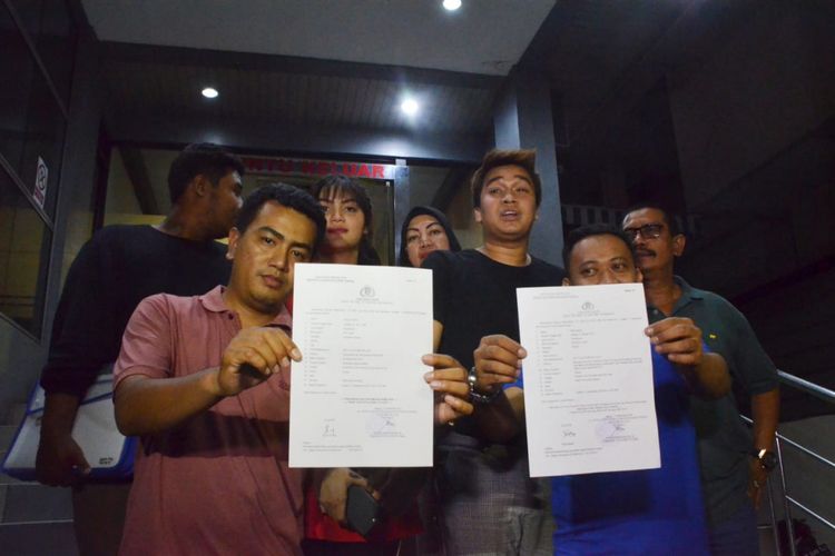 Hilda Vitria bersama ibunya, Rahmawati, Billy Syahputra dan kuasa hukum saat ditemui usai melapor ke Polda Metro Jaya, Jakarta Selatan, Selasa (11/9/2018).