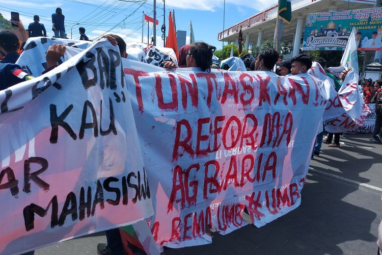 Ribuan mahasiswa di Provinsi Bengkulu berunjuk rasa di halaman gedung DPRD Provinsi Bengkulu. Mahasiswa menyoroti sejumlah persoalan termasuk tingginya konflik agraria yang terjadi secara nasional.